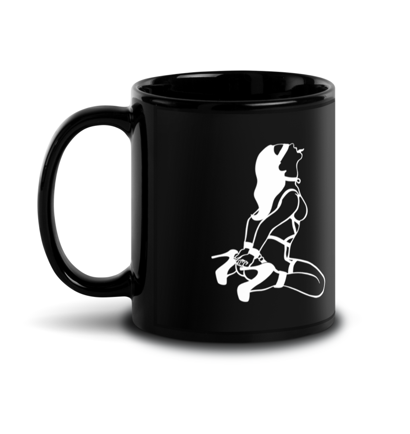 Kaffeebecher in schwarz auf weißem Hintergrund, mit Motiv von einer Frau mit Handschellen und Augenbinde, lineare Illustration, weiße Linien auf schwarz, bdsm