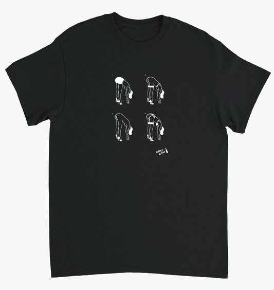 Schwarzes T-Shirt mit kinky Aufdruck 'Girls vorgebeugt', nackt, Vorderansicht – Herrenmodell, Kinkster Outfit