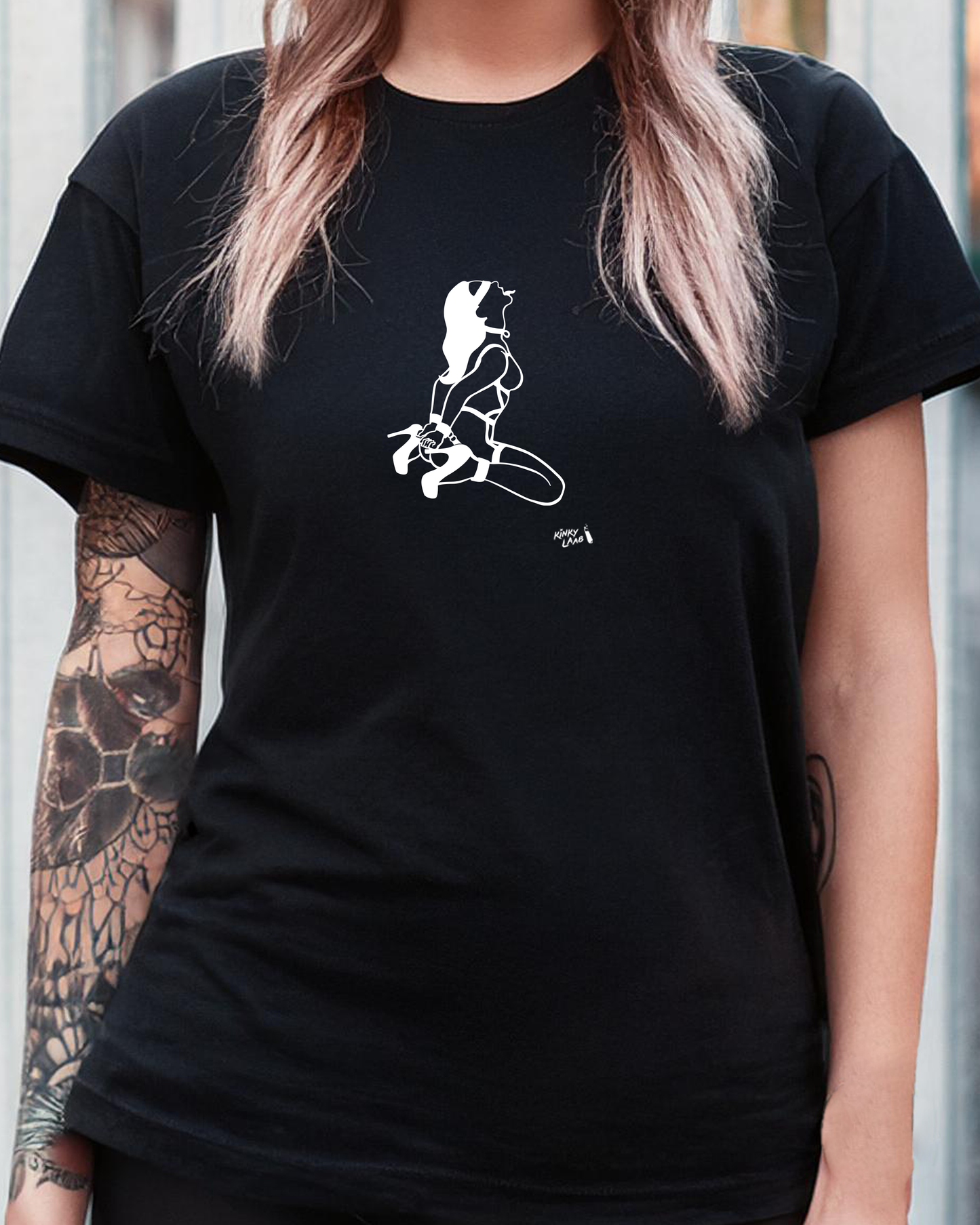 Frau mit schwarzem Shirt mit Print von einer gefesselten Frau mit verbundenen Augen, Weiße Linearzeichnung auf schwarz, Pod Tshirt, Kinky