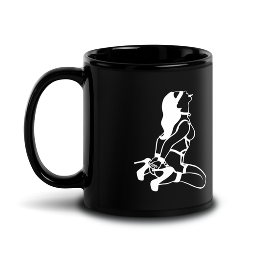 Kaffeebecher in schwarz auf weißem Hintergrund, mit Motiv von einer Frau mit Handschellen und Augenbinde, lineare Illustration, weiße Linien auf schwarz, bdsm