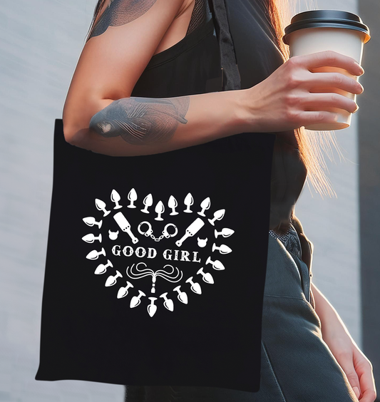 frau mit totebag in schwarz, motiv kinky mit paddel und handschellen, plugs, bdsm utensilien