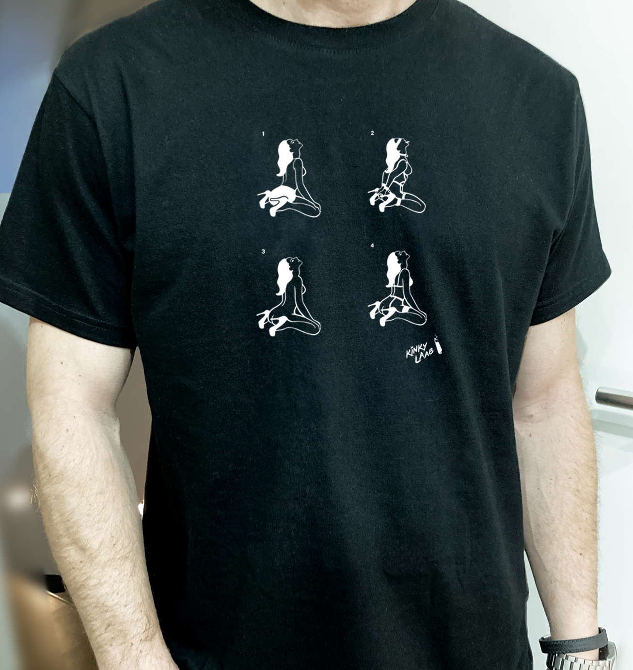 Schwarzes T-Shirt mit kinky Motiv 'Girls auf Knien’, nackt,  – Herrenmodell, Kinky Motiv