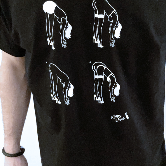 Schwarzes Shirt - Kinky Motiv, Frau in der Vorbeuge mit Dessous und nackt, BDSM Community