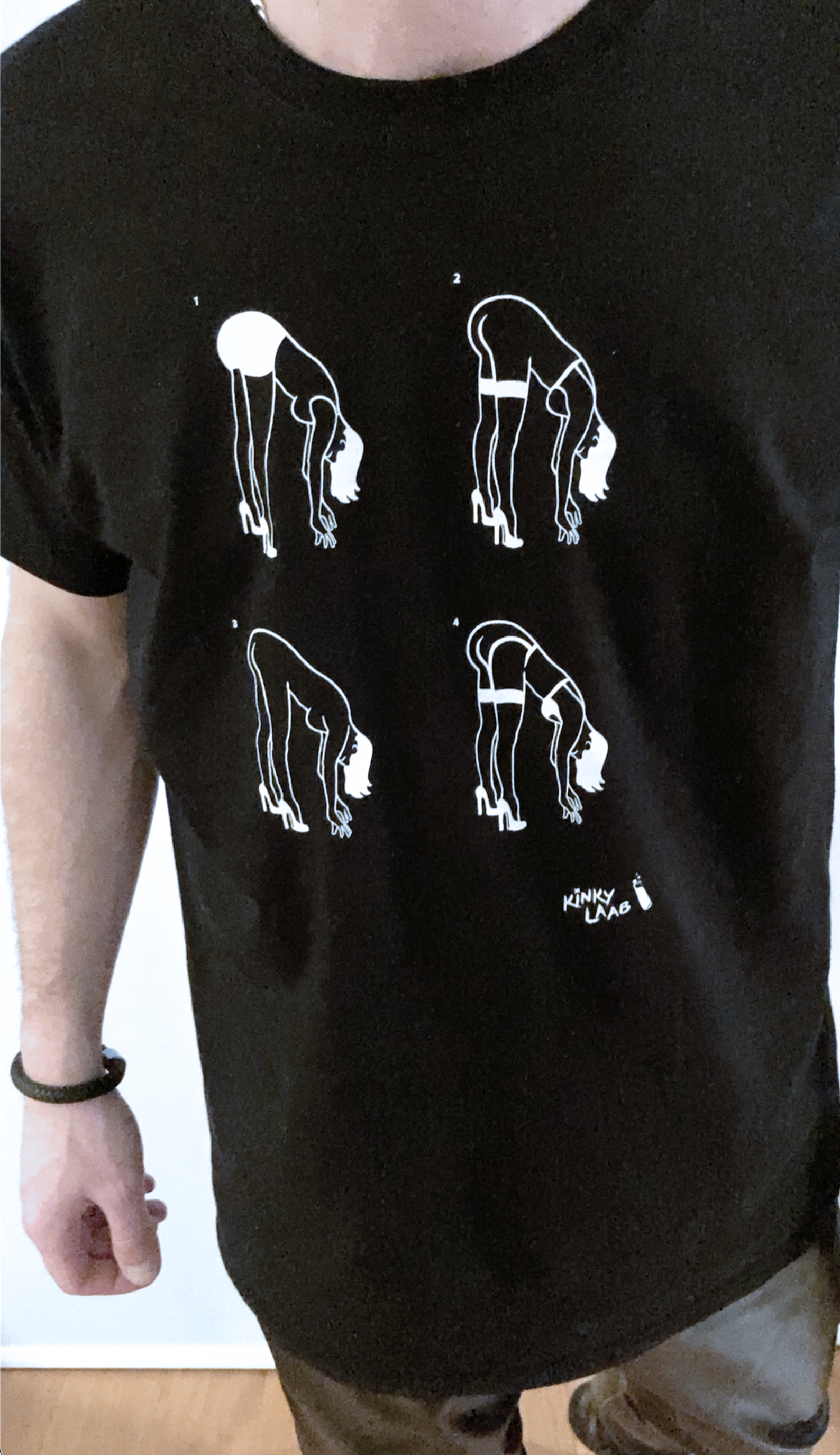 Schwarzes Shirt - Kinky Motiv, Frau in der Vorbeuge mit Dessous und nackt, BDSM Community